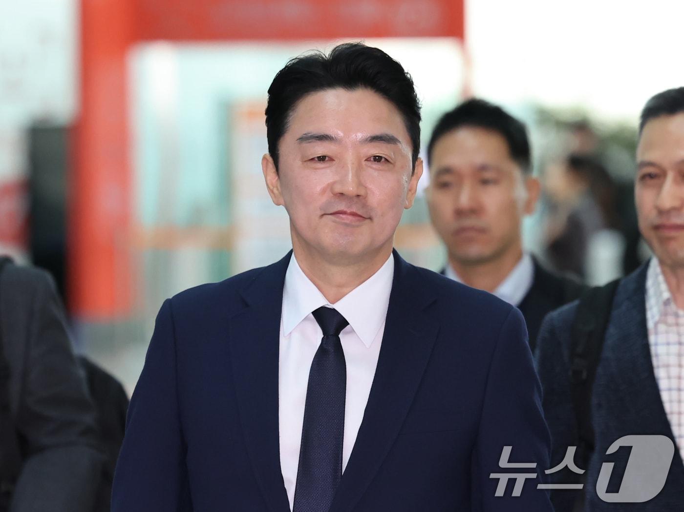 본문 이미지 - 전략경제협력 특사로 임명된 강훈식 대통령 비서실장이 19일 오전 인천국제공항 제1터미널에서 독일로 출국하고 있다. 강 특사는 유럽 내 방산 협력 대상 국가를 방문해 대통령 친서를 전달하는 것을 시작으로 내년 상반기까지 3차례에 걸쳐 전략경제협력을 위한 대통령 특사 임무를 수행할 예정이다. 2025.10.19/뉴스1 ⓒ News1 장수영 기자