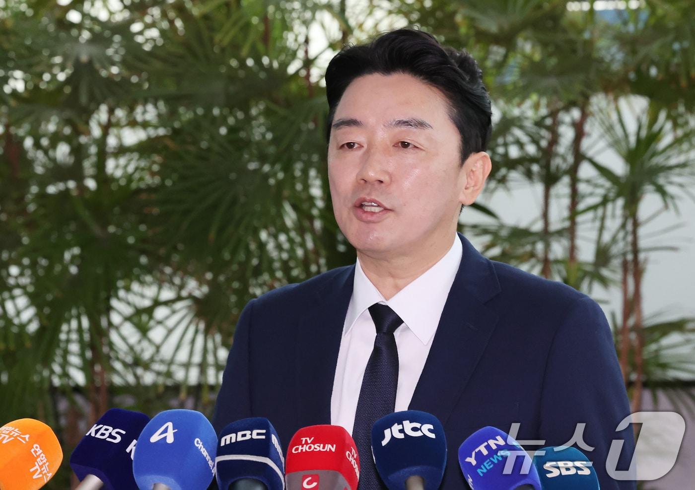 전략경제협력 특사로 임명된 강훈식 대통령 비서실장이 지난 19일 오전 인천국제공항 제1터미널에서 독일로 출국하기 앞서 취재진과 질의 답변하고 있다. 2025.10.19/뉴스1 ⓒ News1 장수영 기자