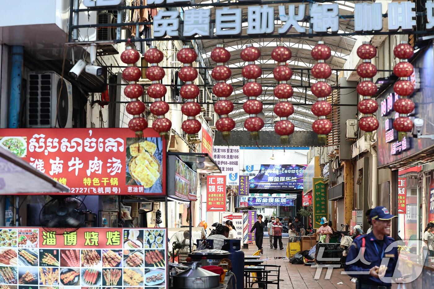 19일&#40;현지시간&#41; 캄보디아 프놈펜 한 거리 상가에 중국어와 크메르어가 혼재된 간판들이 붙어 있다. 2025.10.19/뉴스1 ⓒ News1 김도우 기자