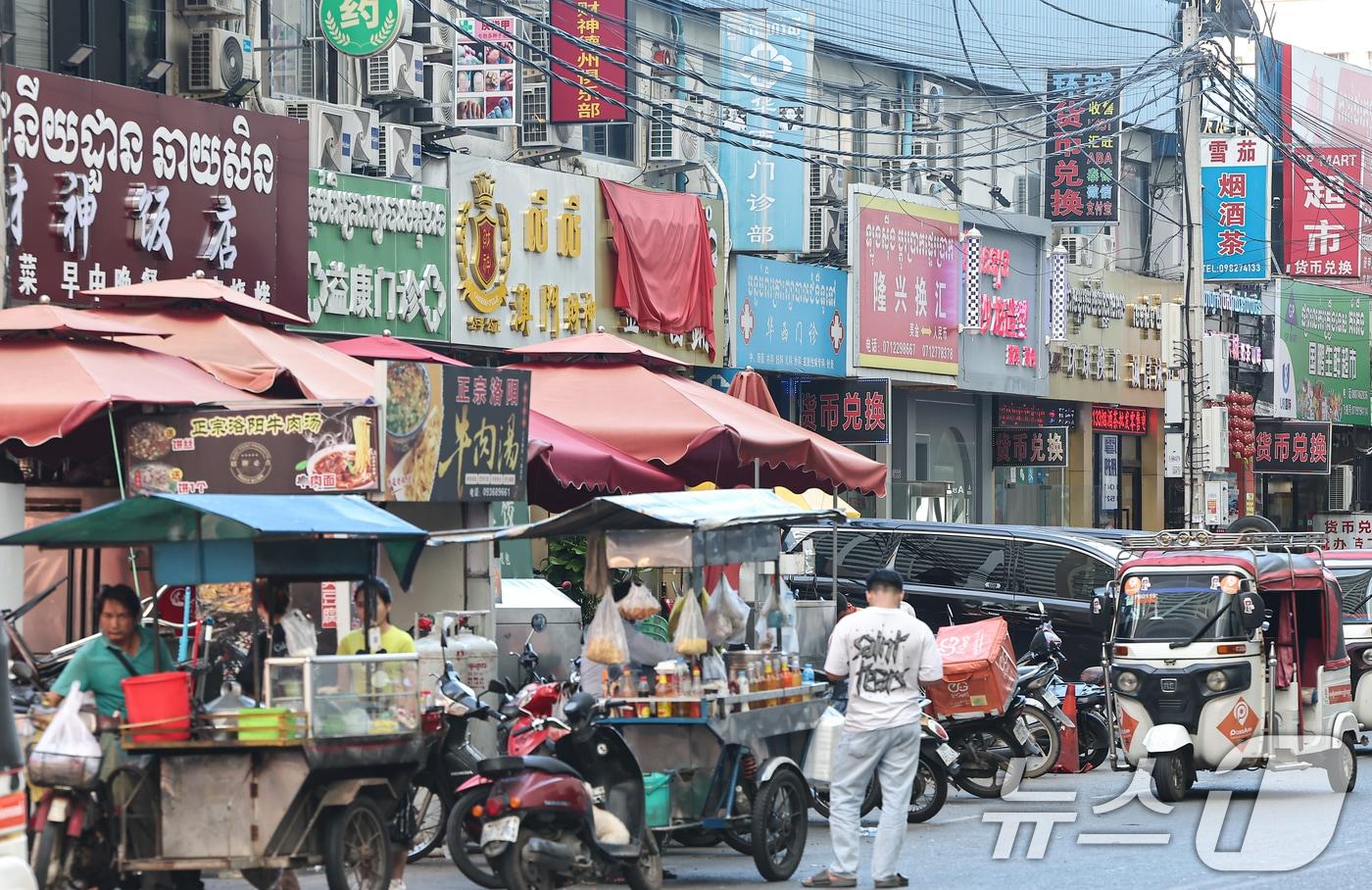 캄보디아 프놈펜 한 거리 상가에 중국어와 크메르어가 혼재된 간판들이 붙어 있다. (뉴스1 DB) 2025.10.19/뉴스1 ⓒ News1 김도우 기자