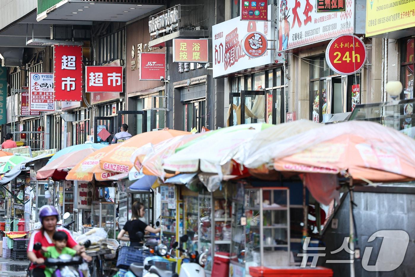 캄보디아 프놈펜 한 거리 상가에 중국어와 크메르어가 혼재된 간판들이 붙은 모습.  2025.10.19/뉴스1 ⓒ News1 김도우 기자