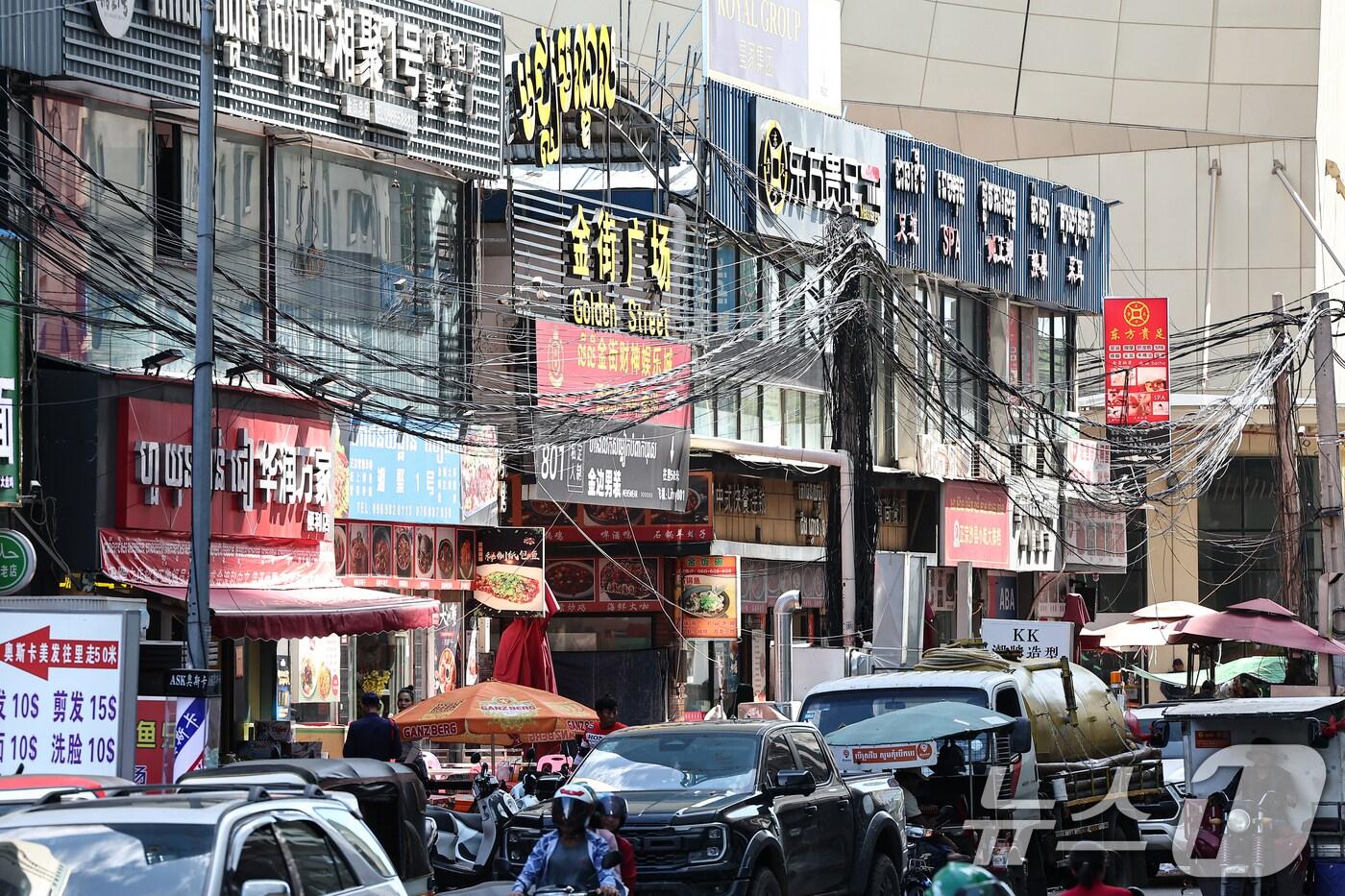 19일(현지시간) 캄보디아 프놈펜 한 거리 상가에 중국어와 크메르어가 혼재된 간판들이 붙어 있다. 2025.10.19/뉴스1 ⓒ News1 김도우 기자