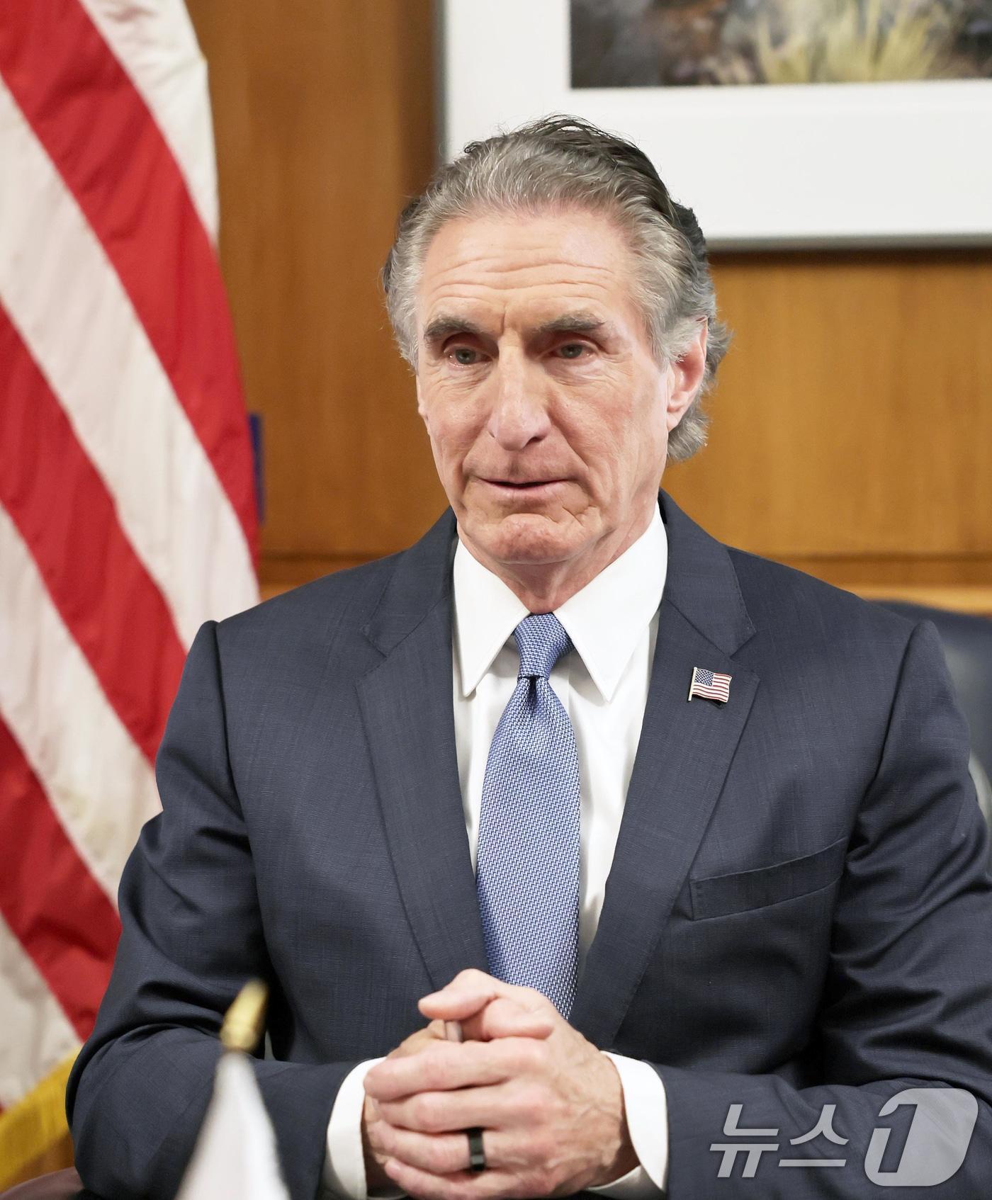 본문 이미지 - 더그 버검(Doug Burgum) 미국 백악관 국가에너지위원회 위원장 겸 내무부 장관이 지난 17일(현지시간) 미국 워싱턴 D.C. 내무부에서 김정관 산업통상부 장관과 면담을 갖고, LNG 등 한-미 양국 간 에너지 협력 방안을 논의했다. (산업통상부 제공. 재판매 및 DB 금지) 2025.10.19/뉴스1