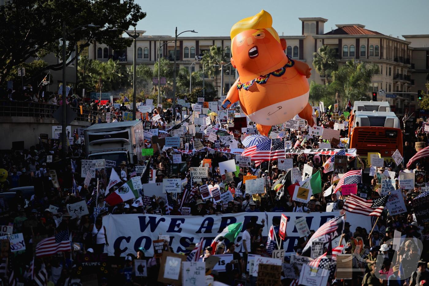 18일&#40;현지시간&#41; 미국 캘리포니아주 로스앤젤레스&#40;LA&#41; 시청 밖에서 도널드 트럼프 대통령의 권위주의적 정책에 항의하는 &#39;노 킹스&#39;&#40;No Kings&#41; 시위가 열리고 있다. 2025.10.18 ⓒ 로이터=뉴스1 ⓒ News1 김지완 기자