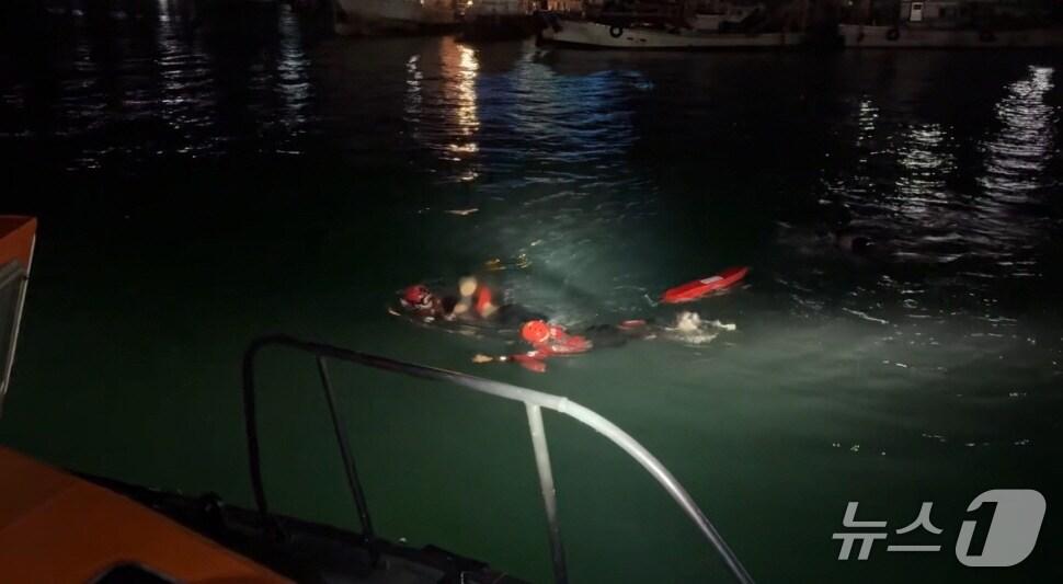본문 이미지 - 19일 새벽시간대 전남 완도 바닷가에 추락한 10대가 구조되고 있는 모습.(완도해경 제공. 재판매 및 DB 금지) 2025.10.19/뉴스1