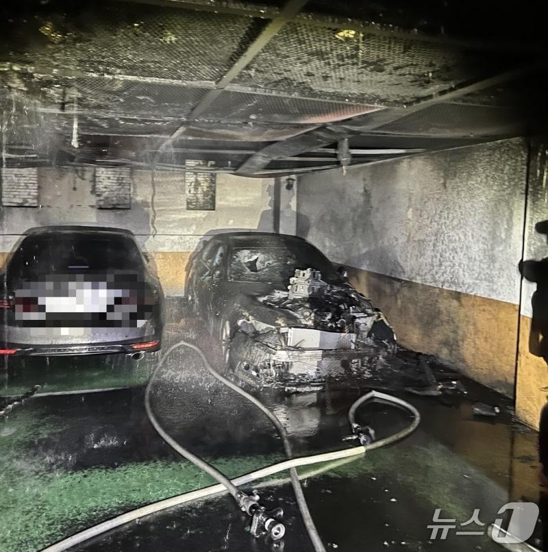 본문 이미지 - 19일 오전 0시 58분쯤 대구 서구 평리동 한 모텔 주차장에 주차된 차량에서 불이나 소방당국이 진화에 나섰다(대구소방본부 제공. 재판매 및 DB 금지)2025.1019/뉴스1