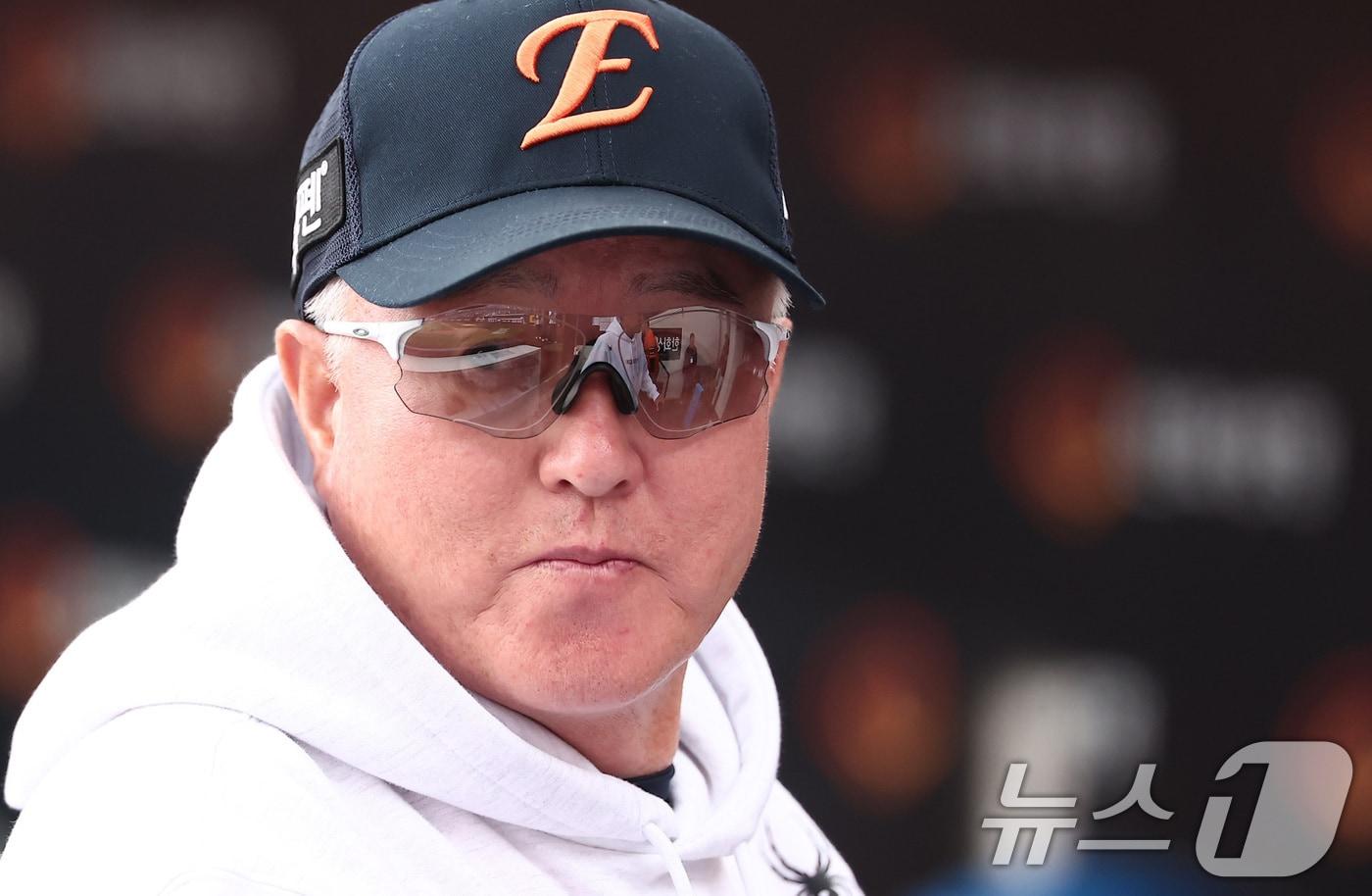 19일 대전 한화생명볼파크 열린 프로야구 2025 신한 SOL뱅크 KBO 플레이오프 2차전 삼성 라이온즈와 한화 이글스의 경기, 한화 김경문 감독이 그라운드를 바라보고 있다. 2025.10.19/뉴스1 ⓒ News1 김성진 기자