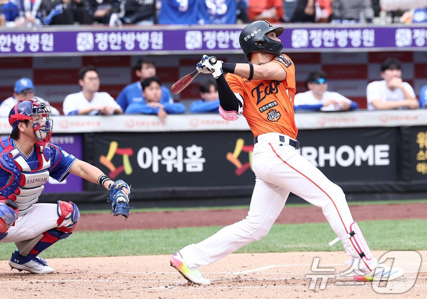 19일 대전 한화생명볼파크 열린 프로야구 2025 신한 SOL뱅크 KBO 플레이오프 2차전 삼성 라이온즈와 한화 이글스의 경기, 한화 리베라토가 1회말 1사 솔로홈런을 터뜨리고 있다. ⓒ News1 김성진 기자