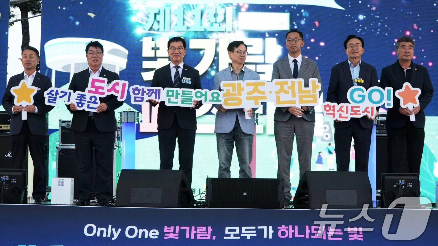 고광완 광주시 행정부시장이 지난 18일 광주·전남공동혁신도시에서 열린 '제11회 빛가람 페스티벌'에 참석해 내빈들과 퍼포먼스를 한 뒤 기념촬영을 하고 있다.(광주시 제공. 재판매 및 DB 금지) 2025.10.19/뉴스1 