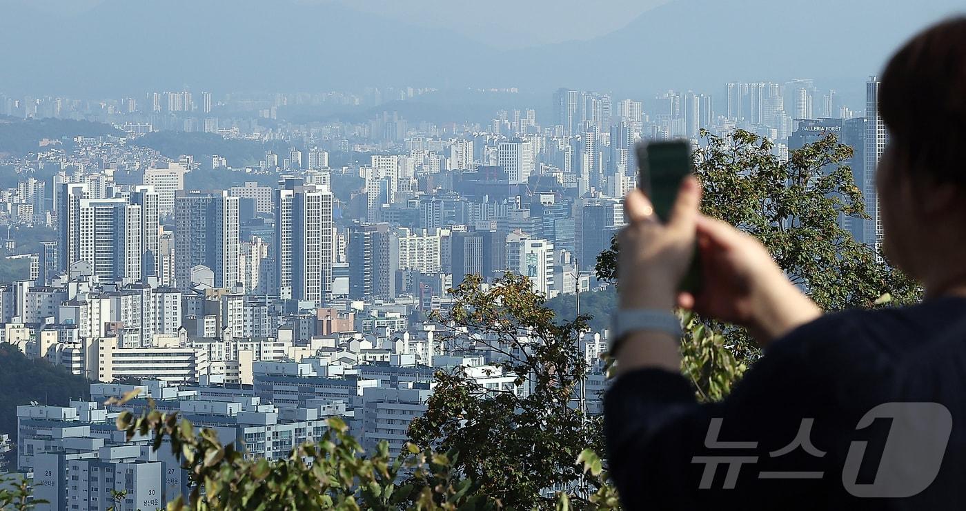 본문 이미지 - 이재명 정부가 서울 전역과 경기 12곳을 규제 지역으로 지정한 10·15 부동산 대책을 발표한 가운데 갭투자 수요를 차단하고자 해당 지역들은 오는 20일부터 내년 12월 31일까지 토지거래허가구역으로 지정돼 2년 실거주 의무 및 담보인정비율(LTV) 40% 규제가 적용된다. 사진은 19일 서울 중구 남산에서 바라본 아파트 단지. 2025.10.19/뉴스1 ⓒ News1 김진환 기자