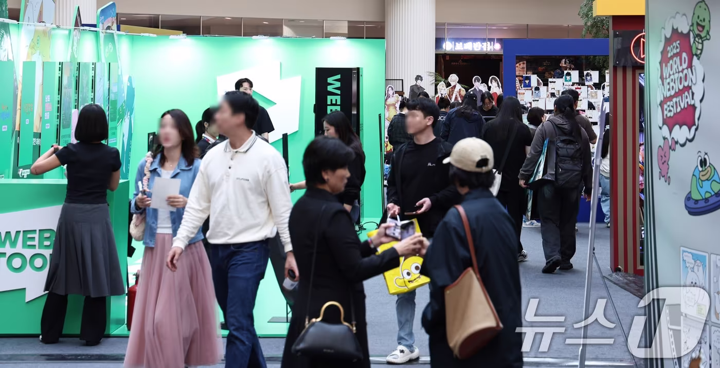 19일 오후 서울 송파구 롯데월드 아이스링크에 마련된 '2025 월드 웹툰 페스티벌' 행사장에서 관람객들이 웹툰 전시를 둘러보고 있다. 오는 22일까지 롯데월드몰 일대에서 열리는 이번 행사는 웹툰 기업이 참여하는 팝업스토어와 전시, 토크콘서트와 상영회 등 다양한 프로그램이 마련됐다. 2025.10.19/뉴스1 ⓒ News1 구윤성 기자