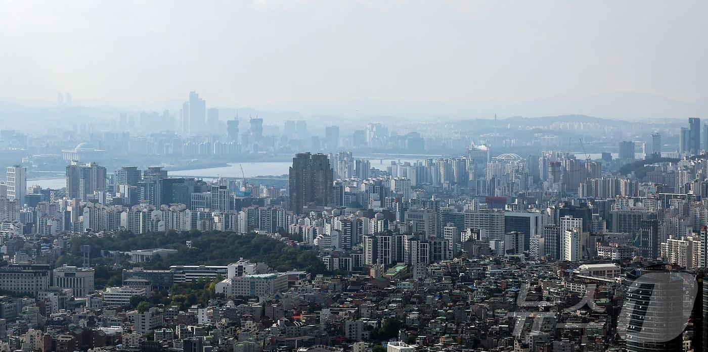 이재명 정부가 서울 전역과 경기 12곳을 규제 지역으로 지정한 10·15 부동산 대책을 발표한 가운데 갭투자 수요를 차단하고자 해당 지역들은 오는 20일부터 내년 12월 31일까지 토지거래허가구역으로 지정돼 2년 실거주 의무 및 담보인정비율&#40;LTV&#41; 40% 규제가 적용된다. 사진은 19일 서울 중구 남산에서 바라본 아파트 단지. 2025.10.19/뉴스1 ⓒ News1 김진환 기자