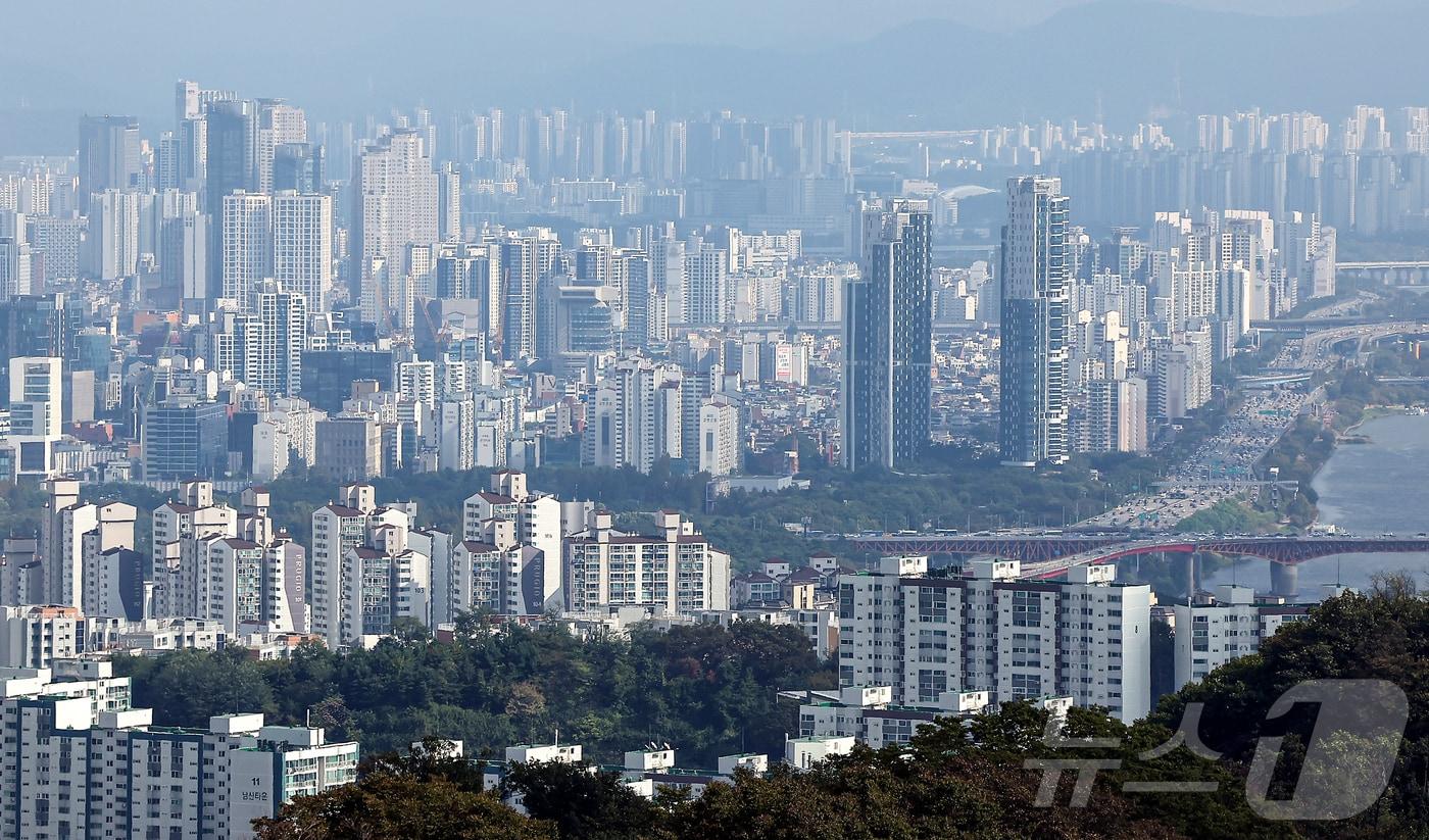 19일 서울 중구 남산에서 바라본 아파트 단지. 2025.10.19/뉴스1 ⓒ News1 김진환 기자