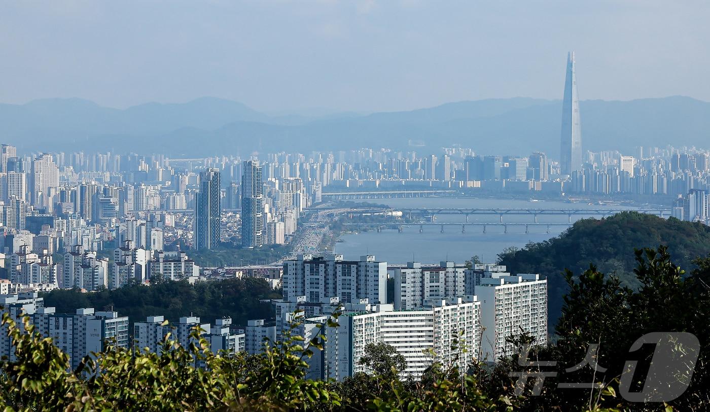 이재명 정부가 서울 전역과 경기 12곳을 규제 지역으로 지정한 10·15 부동산 대책을 발표한 가운데 갭투자 수요를 차단하고자 해당 지역들은 오는 20일부터 내년 12월 31일까지 토지거래허가구역으로 지정돼 2년 실거주 의무 및 담보인정비율&#40;LTV&#41; 40% 규제가 적용된다. 사진은 19일 서울 중구 남산에서 바라본 아파트 단지. 2025.10.19/뉴스1 ⓒ News1 김진환 기자