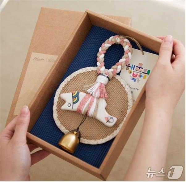 본문 이미지 - 김해 서정도예의 작품 '행운의 복어'(김해시 제공. 재판매 및 DB금지)