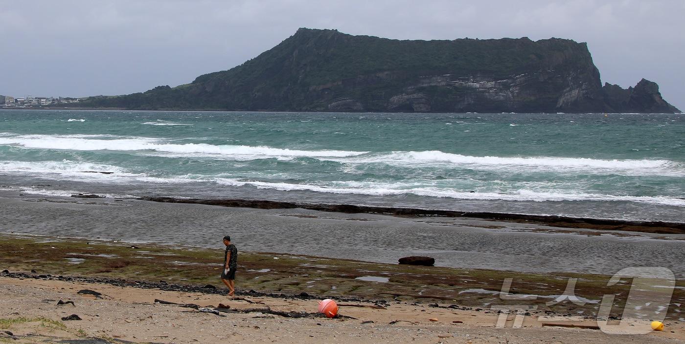 본문 이미지 - 제주 서귀포시 성산읍 광치기해변에 물결이 높게 일고 있다. 2025.10.19 ⓒ 뉴스1 오미란 기자