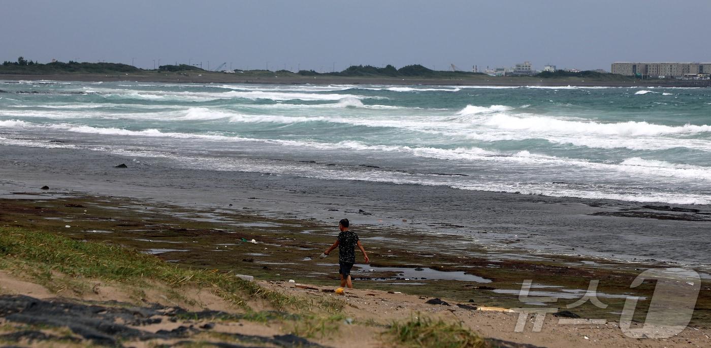 제주 서귀포시 성산읍 광치기해변에 파도가 높게 일고 있다. 2025.10.19/뉴스1 ⓒ News1 오미란 기자