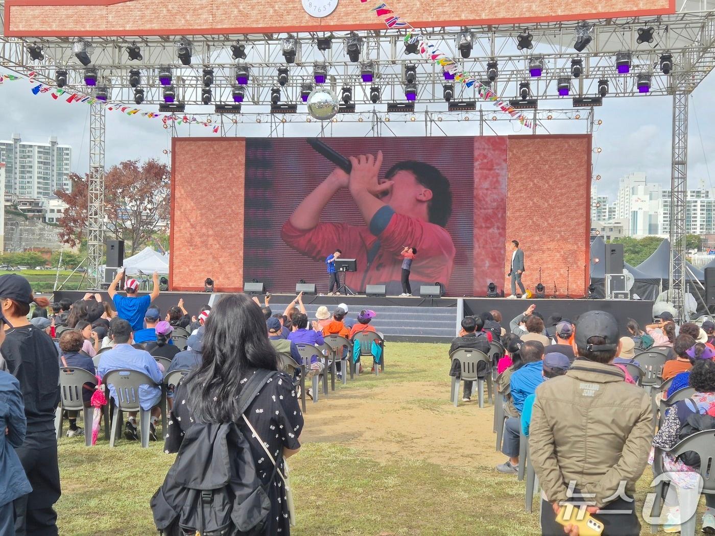 본문 이미지 - 19일 오후 1시께 울산 남구 태화강 남구 둔치 일대에서 열린 '2025 울산공업축제'에서 시민들이 무대에 올라 열창하고 있다. 2025.10.19 /뉴스1ⓒ 뉴스1 박정현 기자