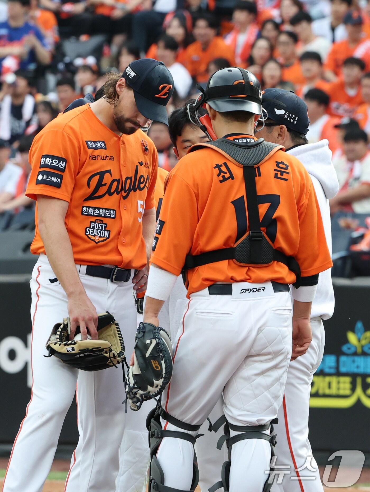 본문 이미지 - 19일 대전 한화생명볼파크 열린 프로야구 2025 신한 SOL뱅크 KBO 플레이오프 2차전 삼성 라이온즈와 한화 이글스의 경기에서 3회초 한화 와이스가 4실점 하며 양상문 투수 코치와 이야기를 나누고 있다. 2025.10.19/뉴스1 ⓒ News1 김기태 기자