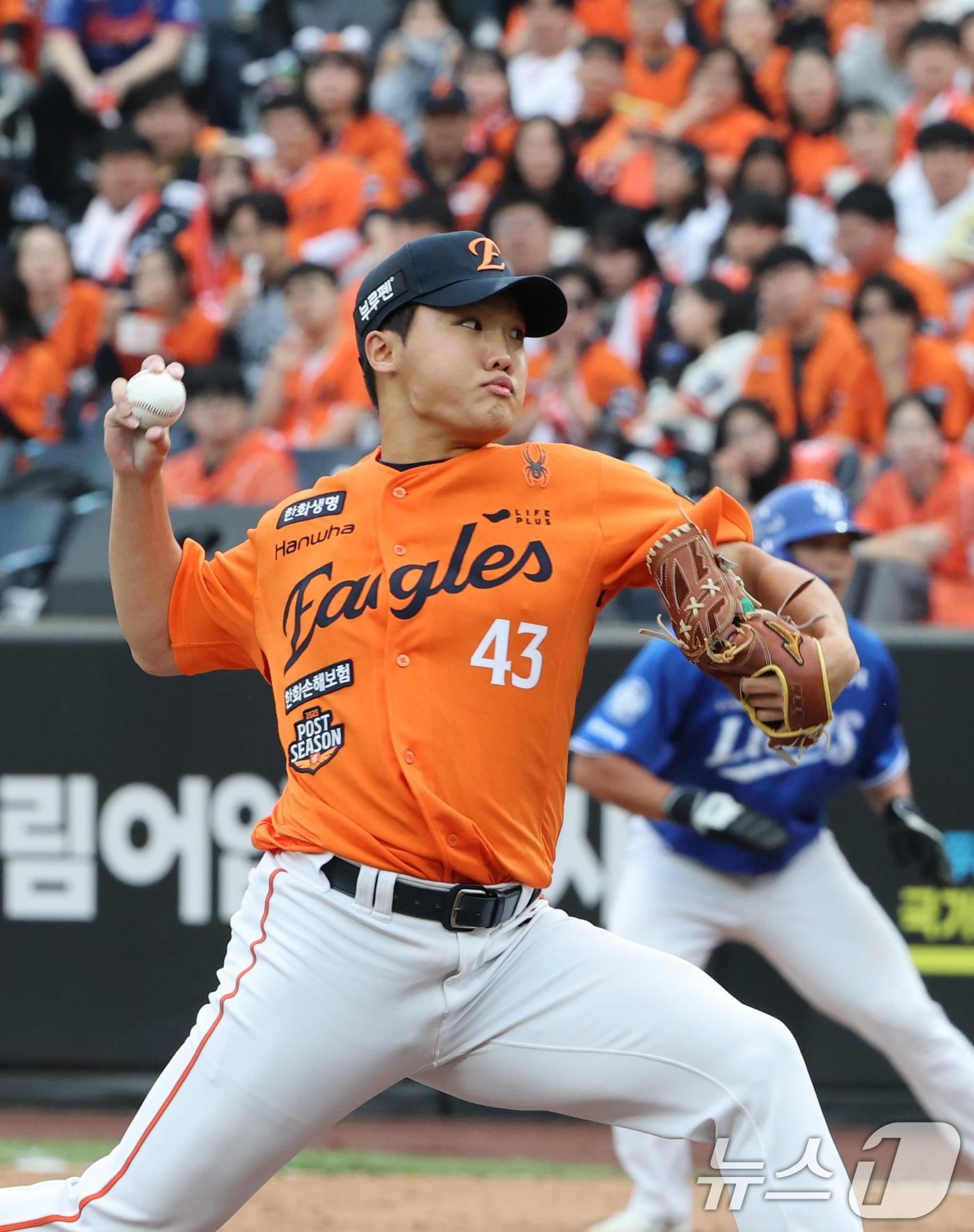 본문 이미지 - 19일 대전 한화생명볼파크 열린 프로야구 2025 신한 SOL뱅크 KBO 플레이오프 2차전 삼성 라이온즈와 한화 이글스의 경기에서 교체 투입된 한화 정우주가 역투하고 있다. 2025.10.19/뉴스1 ⓒ News1 김기태 기자