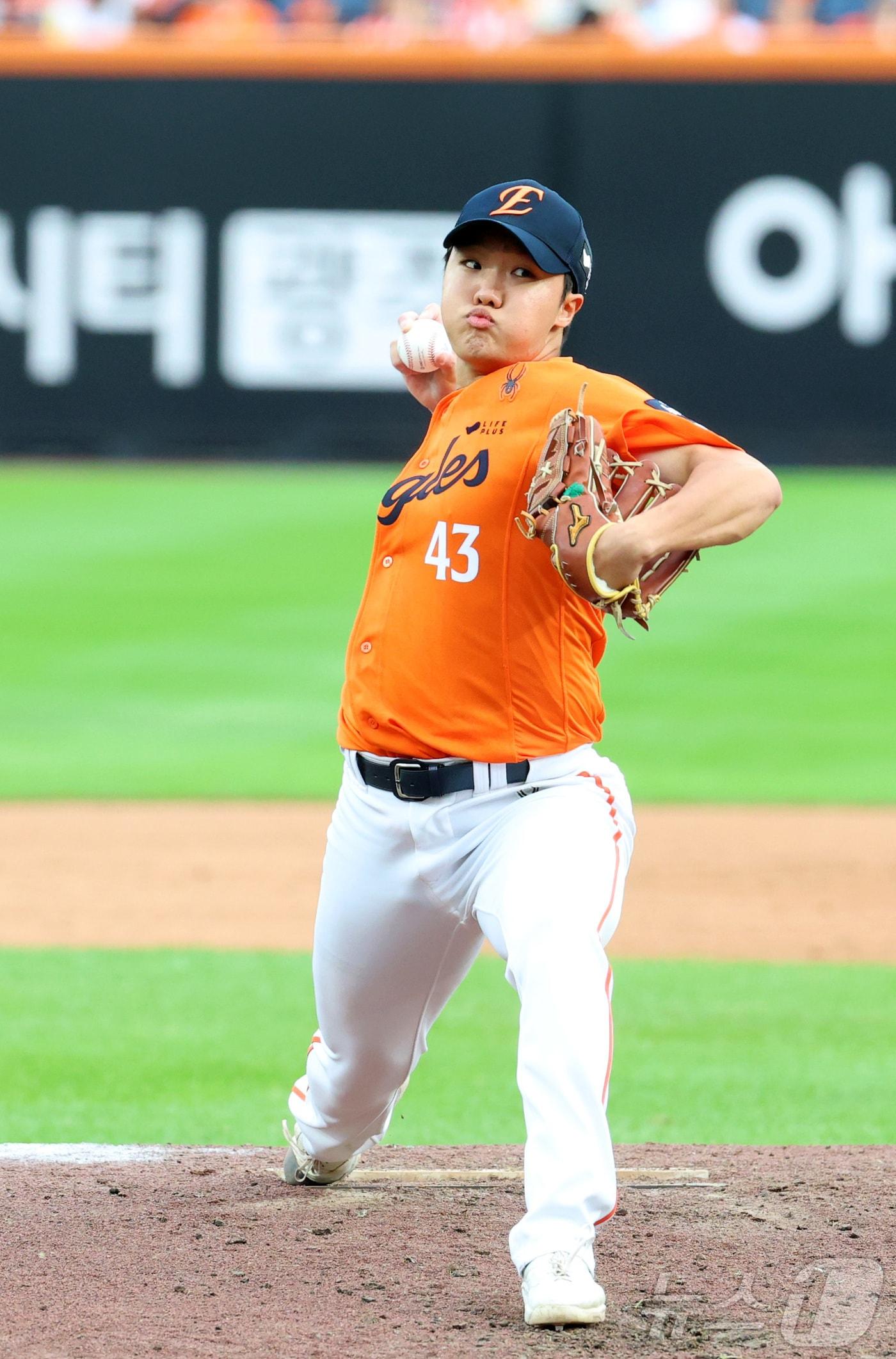 본문 이미지 - 19일 대전 한화생명볼파크 열린 프로야구 2025 신한 SOL뱅크 KBO 플레이오프 2차전 삼성 라이온즈와 한화 이글스의 경기, 5회초 한화 정우주가 투구하고 있다. 2025.10.19/뉴스1 ⓒ News1 김기남 기자