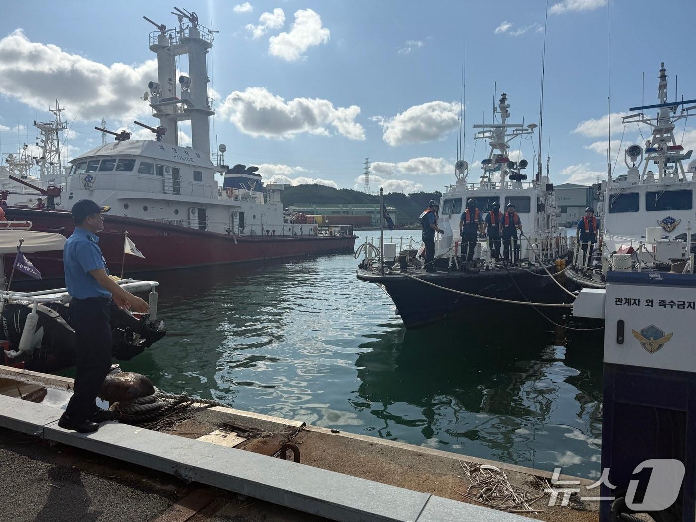 본문 이미지 - 울산해양경찰서는 지난 13일부터 17일까지 2025 APEC 정상회의를 앞두고 관할 해역과 항만 일대의 해·육상 치안현장 점검을 실시하고 있다.&#40;울산해경 제공. 재판매 및 DB금지&#41;/뉴스1