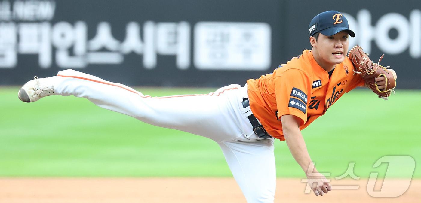 19일 대전 한화생명볼파크 열린 프로야구 2025 신한 SOL뱅크 KBO 플레이오프 2차전 삼성 라이온즈와 한화 이글스의 경기에서 한화 정우주가 5회 구원등판하여 만루 위기를 넘기고 있다. 2025.10.19/뉴스1 ⓒ News1 김기남 기자