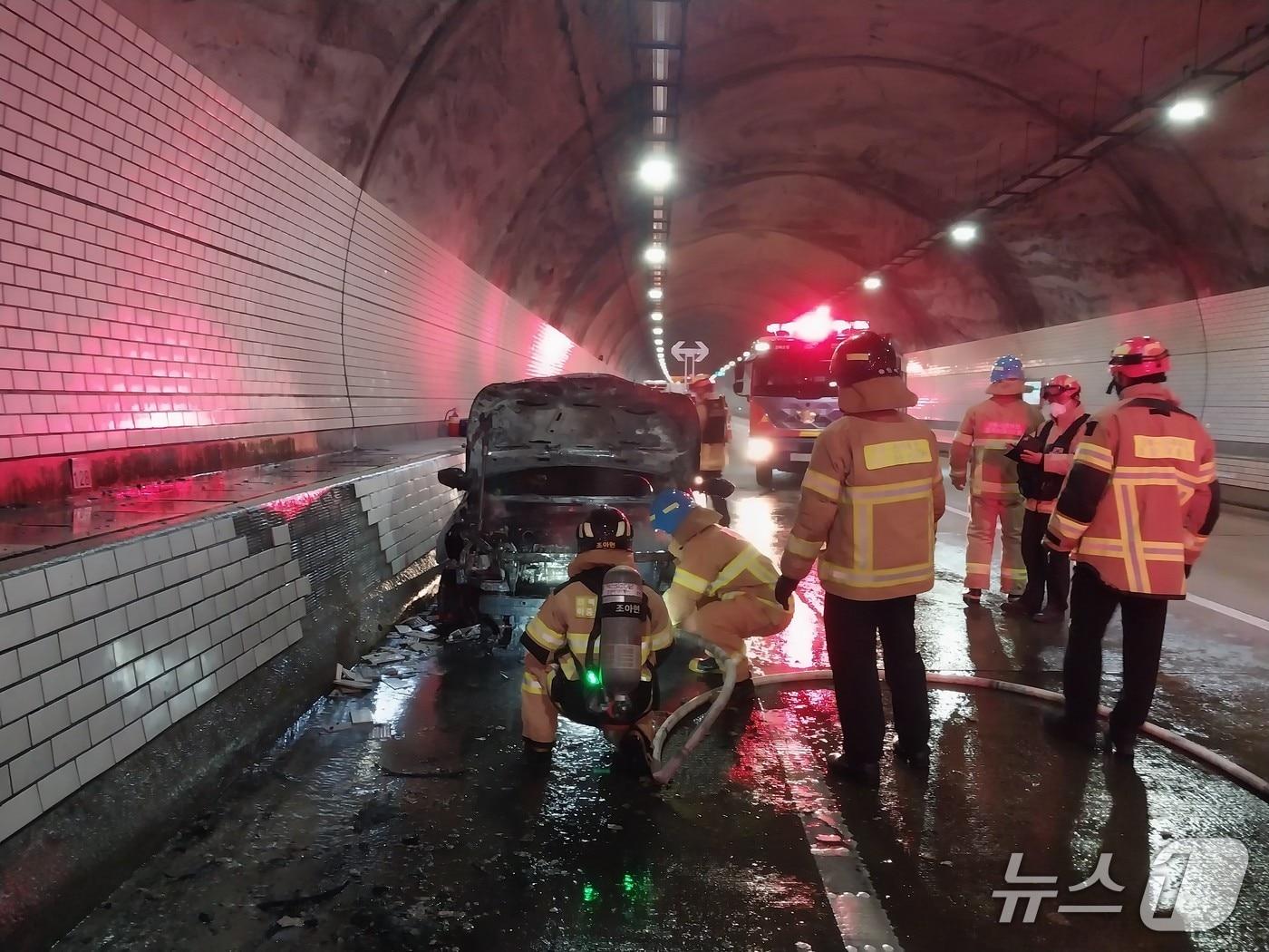 본문 이미지 - 19일 오후 1시 58분께 익산장수고도로 장수방향인 전북 진안군 부귀면 곰티터널에서 소나타 승용차에 불이 나 출동한 소방관들이 진화를 실시하고 있다.&#40;소방제공. 재판매 및 DB금지&#41;2025.10.19/뉴스1