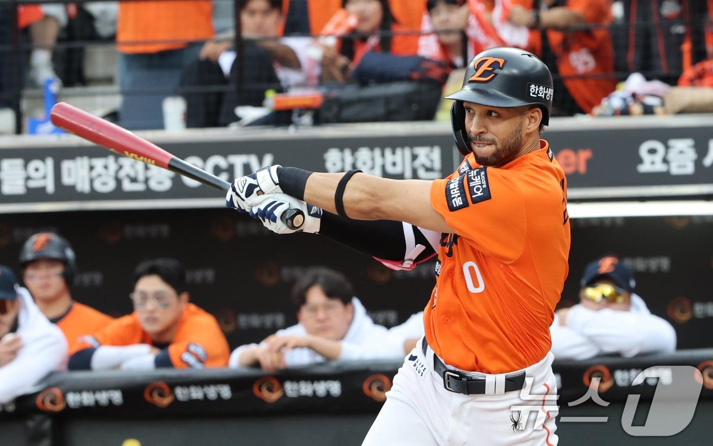 19일 대전 한화생명볼파크 열린 프로야구 2025 신한 SOL뱅크 KBO 플레이오프 2차전 삼성 라이온즈와 한화 이글스의 경기에서 5회말 1사 한화 리베라토가 중전안타를 치고 있다. 2025.10.19/뉴스1 ⓒ News1 김기태 기자