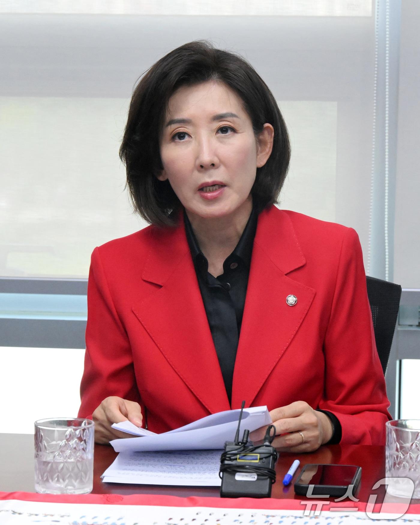 본문 이미지 - 나경원 국민의힘 법사위원이 19일 서울 여의도 국회 의원회관에서 추미애·김현지 방지법 관련 기자회견을 하고 있다. (공동취재) 2025.10.19/뉴스1 ⓒ News1 이승배 기자
