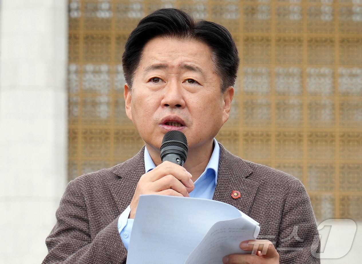 본문 이미지 - 오영훈 제주특별자치도지사가 지난 12일 오후 국회 앞에서 장동혁 국민의힘 대표를 규탄하는 기자회견을 하고 있다.&#40;제주특별자치도 제공, 재판매 및 DB 금지&#41; 2025.10.19/뉴스1 ⓒ News1 오미란 기자