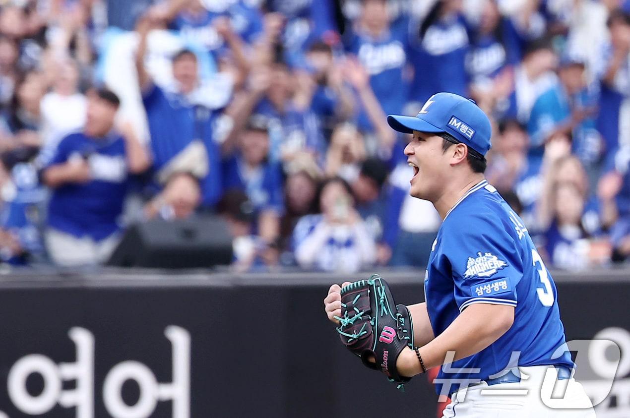 본문 이미지 - 19일 대전 한화생명볼파크 열린 프로야구 2025 신한 SOL뱅크 KBO 플레이오프 2차전 삼성 라이온즈와 한화 이글스의 경기, 삼성 선발 최원태가 7회말까지 1실점으로 역투를 펼친 후 포효하고 있다. 2025.10.19/뉴스1 ⓒ News1 김성진 기자
