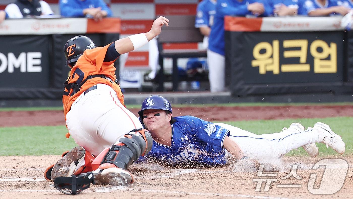 19일 대전 한화생명볼파크 열린 프로야구 2025 신한 SOL뱅크 KBO 플레이오프 2차전 삼성 라이온즈와 한화 이글스의 경기, 8회초 1사 3루 상황에서 3루 주자 류지혁이 김성윤의 2루수 땅볼 때 홈으로 쇄도하다 아웃당하고 있다. 2025.10.19/뉴스1 ⓒ News1 김성진 기자