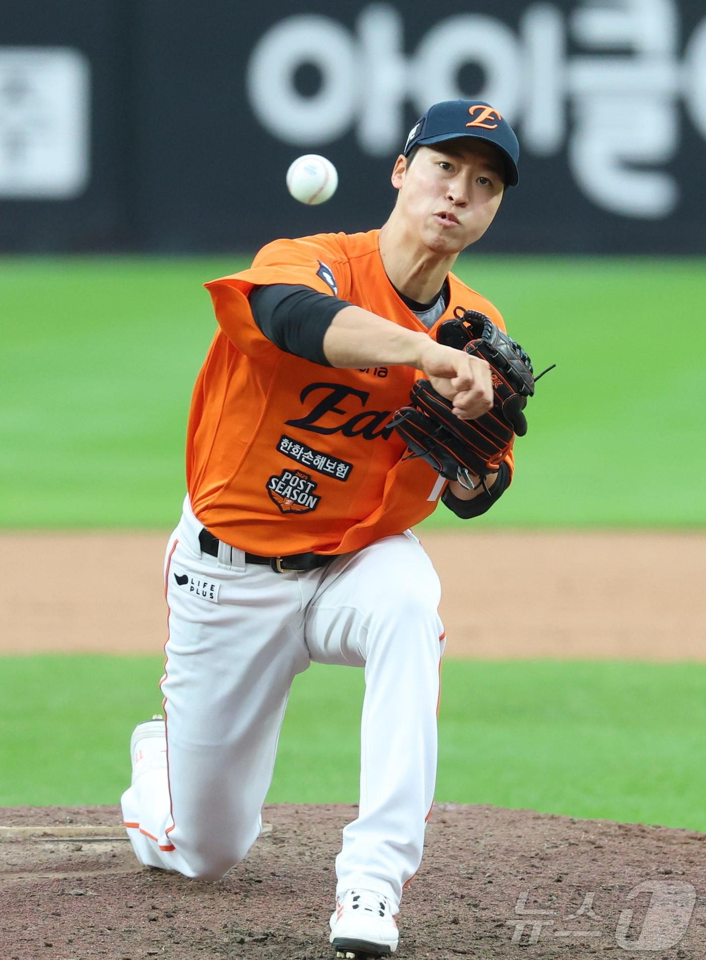 본문 이미지 - 19일 대전 한화생명볼파크 열린 프로야구 2025 신한 SOL뱅크 KBO 플레이오프 1차전 삼성 라이온즈와 한화 이글스의 경기에서 한화 엄상백이 투구하고 있다. 2025.10.19/뉴스1 ⓒ News1 김기남 기자