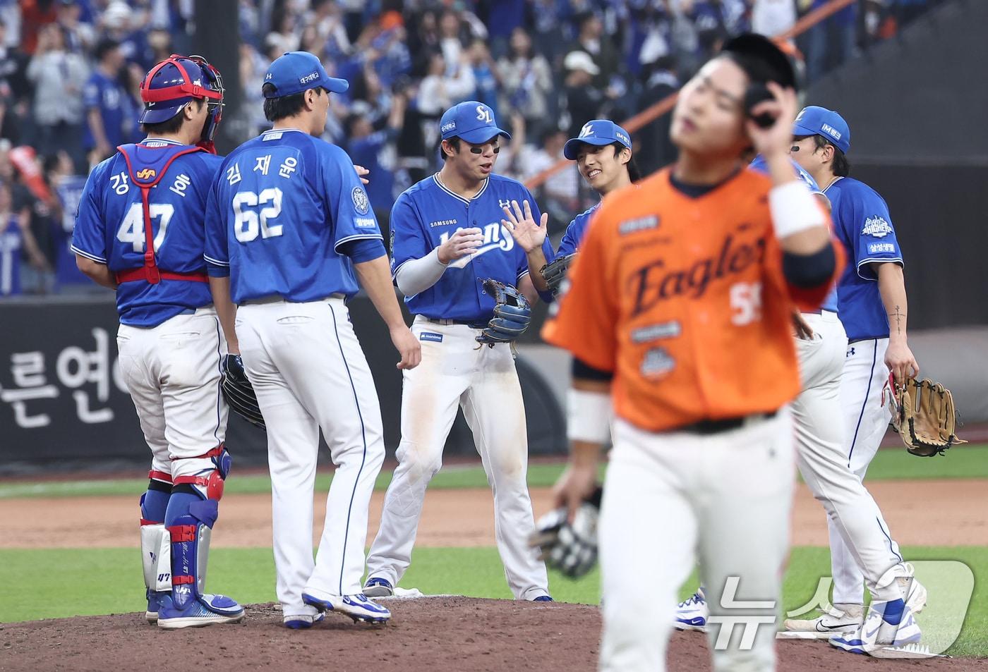 19일 대전 한화생명볼파크에서 열린 프로야구 2025 신한 SOL뱅크 KBO 플레이오프 2차전 삼성 라이온즈와 한화 이글스의 경기에서 7-3으로 승리를 거둔 삼성 선수들이 기뻐하고 있다. 2025.10.19/뉴스1 ⓒ News1 김성진 기자