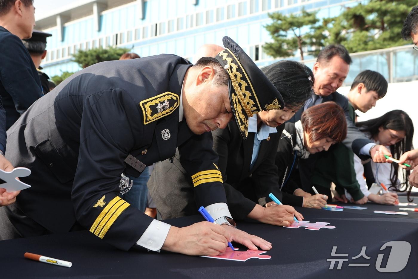 19일 경기도소방재난본부가 수원시 팔달구 옛 도청 일대에서 개최한 &#39;제1회 119메모리얼데이&#39;에 참석한 최용철 본부장 전담 직무대리가 추모 메시지 월에 순직 소방관을 향한 감사 문구를 남기고 있다. &#40;경기도소방재난본부 제공. 재판매 및 DB 금지&#41; 2025.10.19/뉴스1