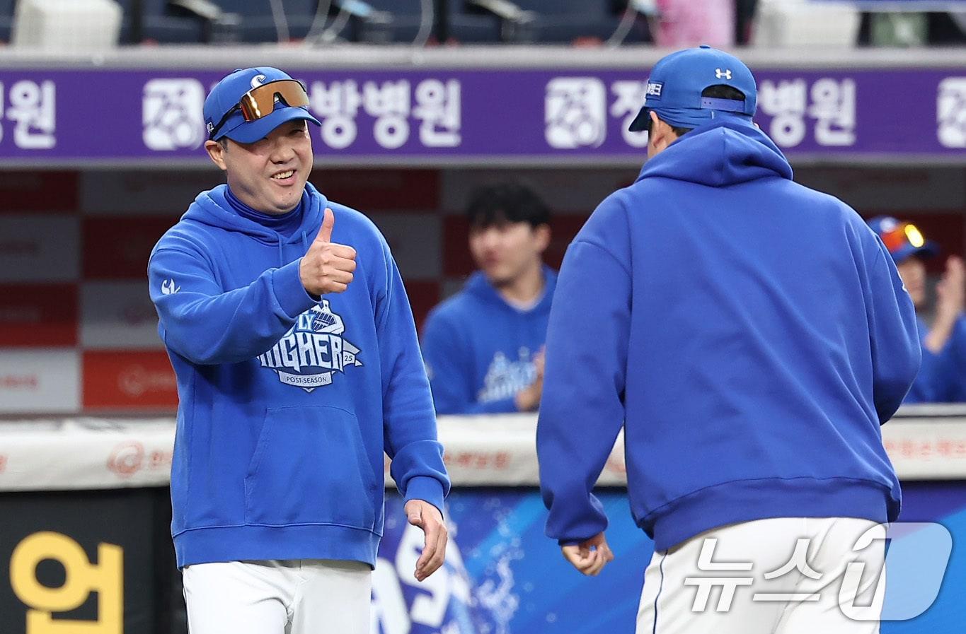 본문 이미지 - 삼성 박진만 감독이 19일 대전 한화생명볼파크에서 열린 프로야구 2025 신한 SOL뱅크 KBO 플레이오프 2차전 삼성 라이온즈와 한화 이글스의 경기에서 7-3으로 승리를 거둔 후 최원태를 향해 박수를 보내고 있다. 2025.10.19/뉴스1 ⓒ News1 김성진 기자