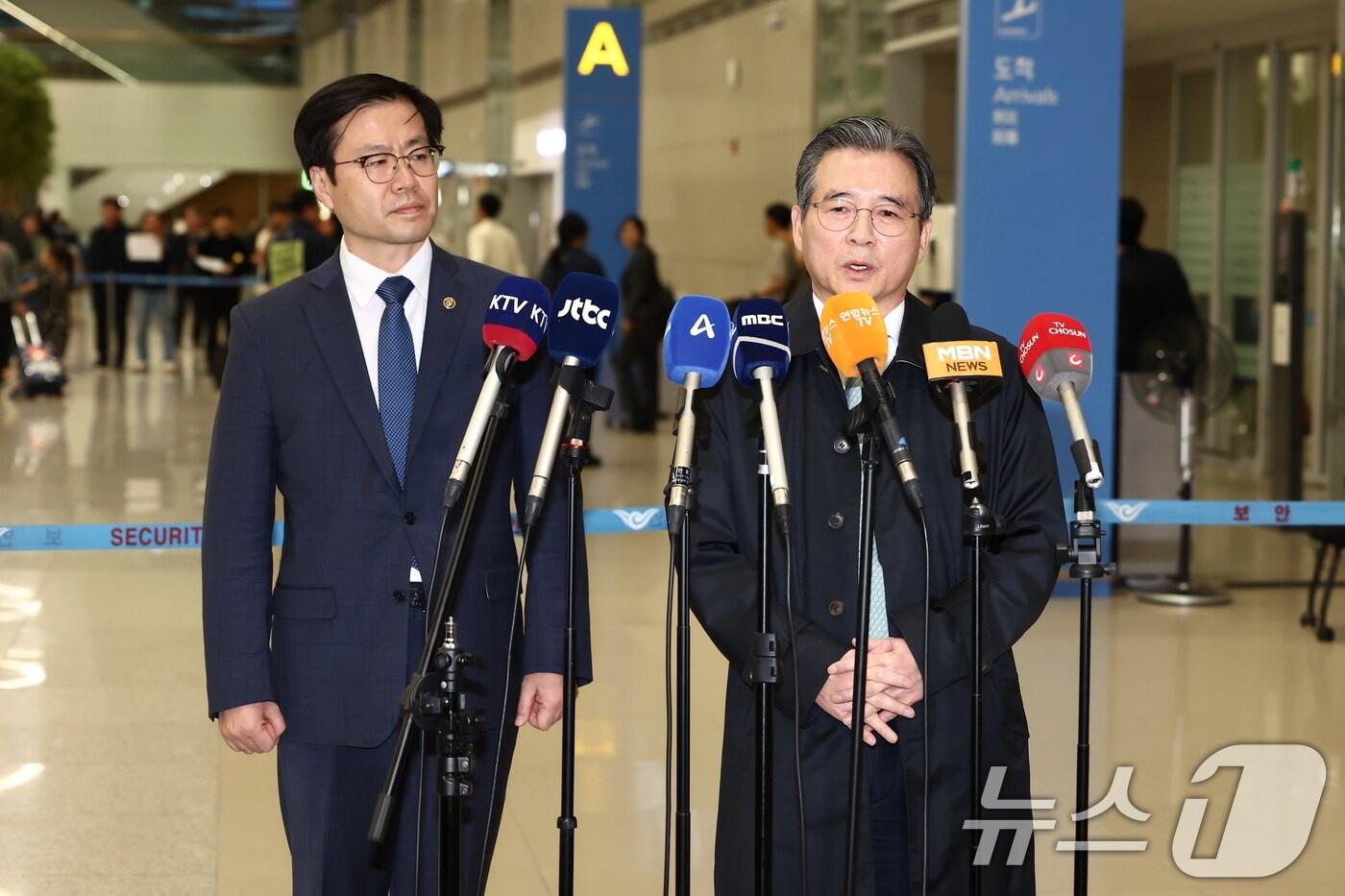 한미 관세협상 후속 논의를 위해 미국 워싱턴DC를 찾아 막판 협상을 벌이고 돌아온 김용범 대통령실 정책실장이 19일 오후 인천국제공항 제2터미널을 통해 귀국하며 브리핑을 하고 있다. 왼쪽은 여한구 통상교섭본부장. ⓒ News1 김민지 기자