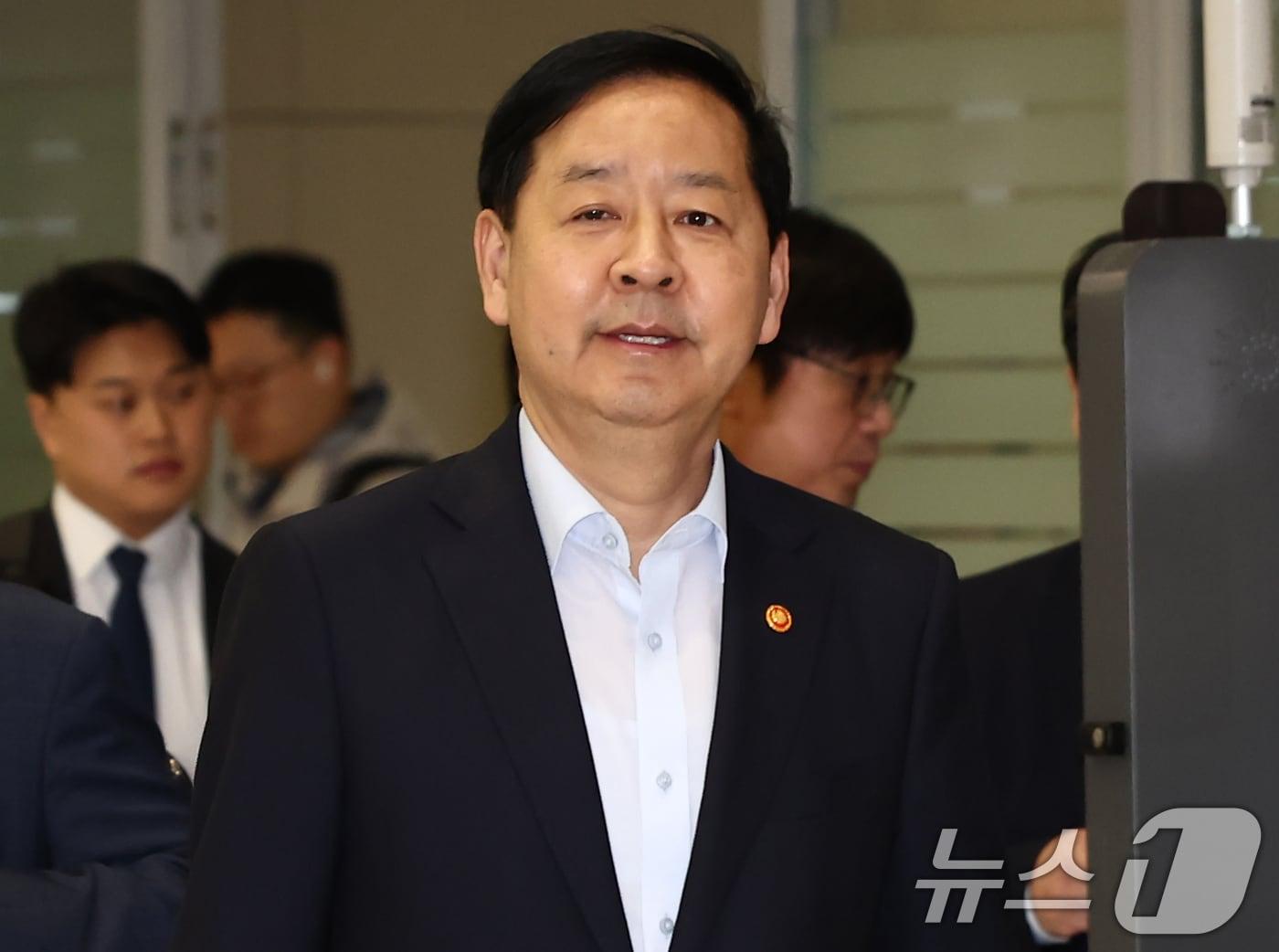 본문 이미지 - 한미 관세협상 후속 논의를 위해 미국 워싱턴DC를 찾아 막판 협상을 벌이고 돌아온 구윤철 경제부총리 겸 기획재정부 장관이 19일 오후 인천국제공항 제2터미널을 통해 귀국하고 있다. 2025.10.19/뉴스1 ⓒ News1 김민지 기자