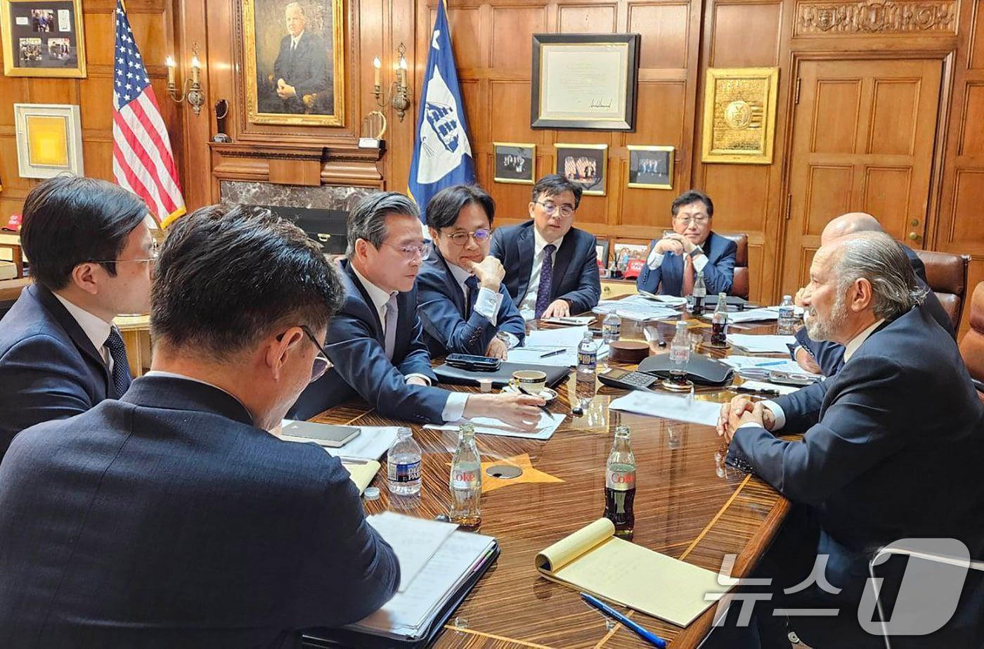 김용범 대통령실 정책실장과 김정관 산업통상자원부 장관이 16일&#40;현지시간&#41; 미국 워싱턴 D.C. 상무부 회의실에서 하워드 러트닉&#40;Howard Lutnick&#41; 미 상무부 장관과 면담을 갖고 한미 관세협상 현안을 논의하고 있다. &#40;산업통상자원부 제공. 재판매 및 DB 금지&#41; 2025.10.19/뉴스1