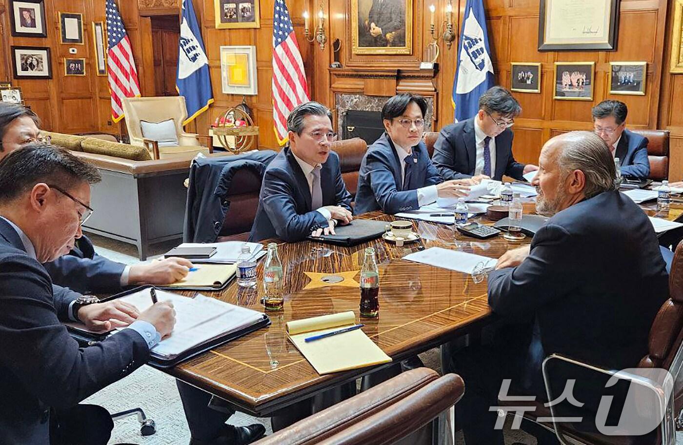 김용범 대통령실 정책실장과 김정관 산업통상자원부 장관이 지난달 미국 워싱턴 D.C. 상무부 회의실에서 하워드 러트닉&#40;Howard Lutnick&#41; 미 상무부 장관과 면담을 갖고 한미 관세협상 현안을 논의하고 있다. &#40;산업통상자원부 제공. 재판매 및 DB 금지&#41; 2025.10.19/뉴스1