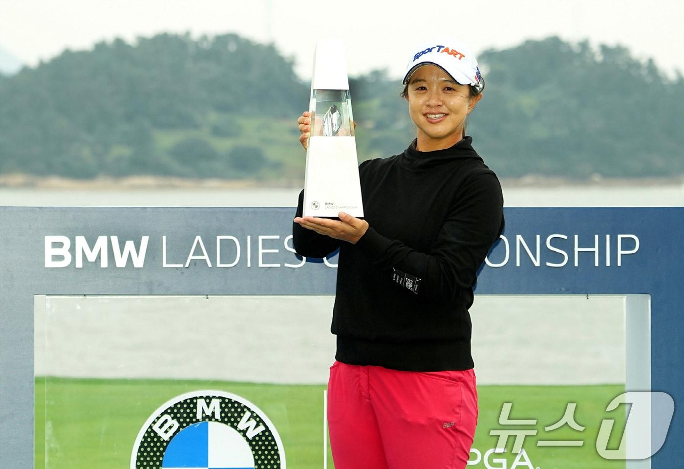 김세영이 19일 전남 해남 파인비치 골프링크스에서 열린 미국여자프로골프&#40;LPGA&#41; 투어 BMW 레이디스 챔피언십 2025 최종라운드에서 우승을 차지한 후 트로피를 들고 포즈를 취하고 있다. &#40;BMW 레이디스 챔피언십 대회 조직위원회 제공. 재판매 및 DB 금지&#41; 2025.10.19/뉴스1