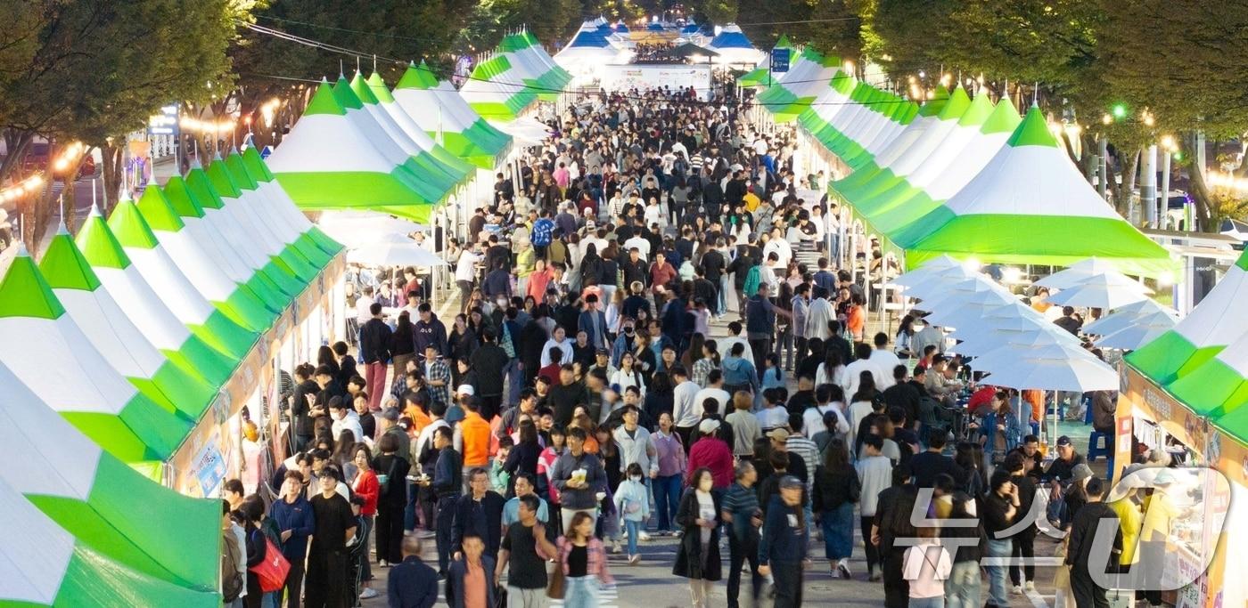 경북 구미 송정맛길에서 열린 &#39;푸드 페스티벌&#39;에 방문객들이 몰려 발 디딜틈이 없다. 19일까지 이틀간 열린 축제에는 23만 명이 방문해 인산인해를 이뤘다. &#40;구미시 제공. 재판매 및 DB금지&#41;/뉴스1 ⓒ News1 정우용 기자