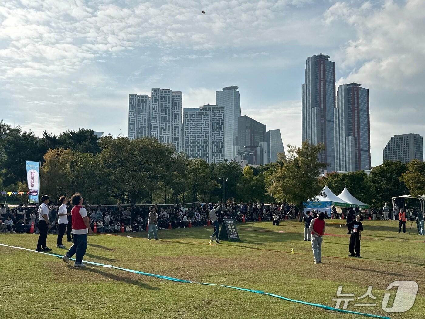 본문 이미지 - 19일 오후 서울 여의도한강공원에서 시민들이 '한강 종이비행기 축제'를 즐기고 있다.2025.10.19/뉴스1 ⓒ News1 강서연 기자