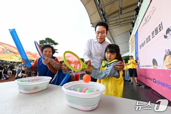 본문 이미지 - 지난 18일 제33회 흥부제의 &#39;흥부·놀부 명량 운동회&#39; 행사장에서 최경식 남원시장이 아이들과 즐거운 시간을 보내고 있다.&#40;남원시 제공. 재판매 및 DB금지&#41;/뉴스1