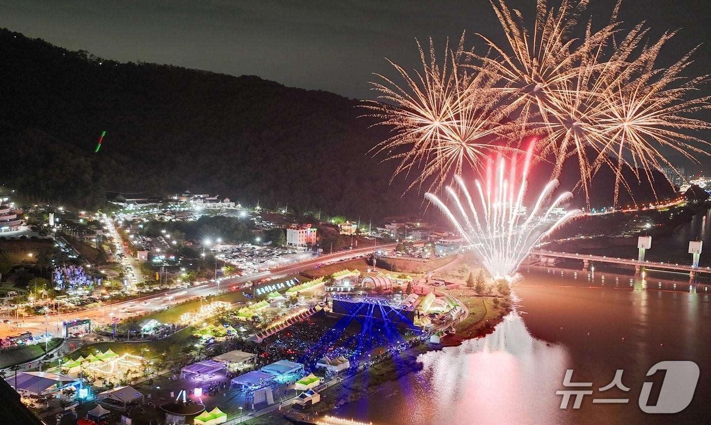 칠곡 낙동강 평화축제 불꽃놀이&#40;칠곡군 제공. 재판매 및 DB금지&#41;/뉴스1