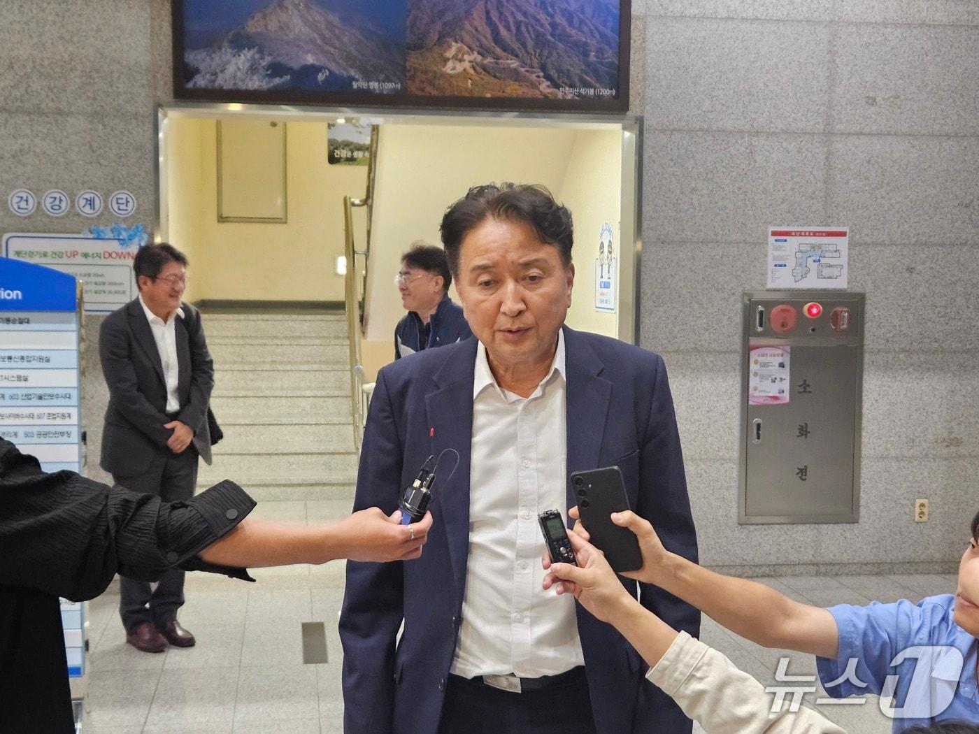 본문 이미지 -  경찰 조사 받고 나온 김영환 충북지사.2025.10.19/뉴스1 이재규 기자