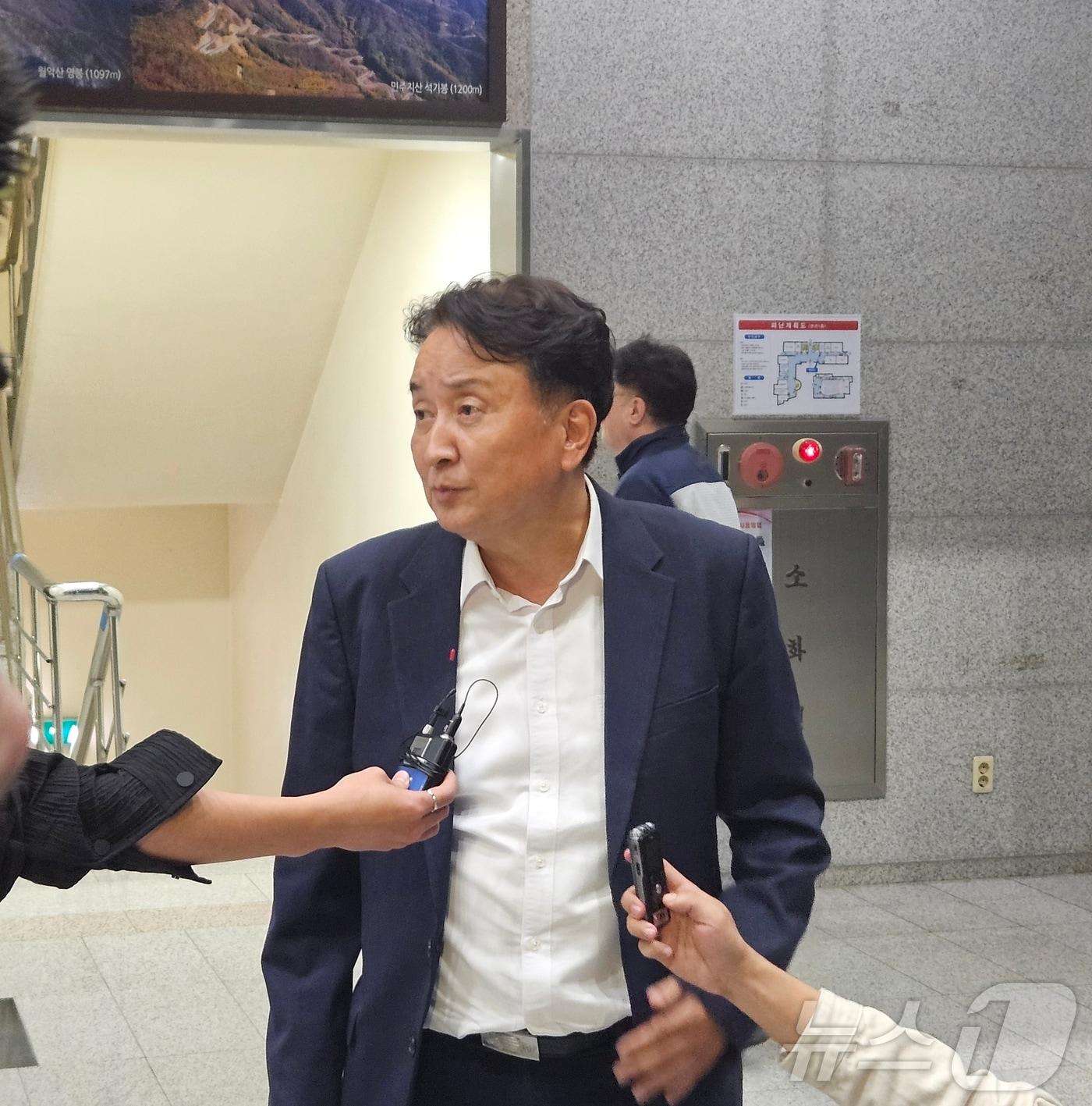 본문 이미지 - 체육계 인사들에게 금품을 받은 혐의&#40;청탁금지법 위반&#41;를 받는 김영환 충북지사가 19일 경찰 조사를 마치고 나왔다.2025.10.19/뉴스1 이재규 기자