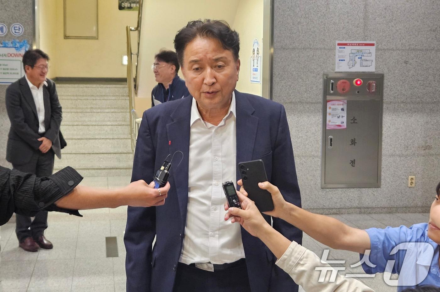 체육계 인사들에게 금품을 받은 혐의&#40;청탁금지법 위반&#41;를 받는 김영환 충북지사가 19일 충북경찰청 반부패범죄수사대에서 피의자 조사를 받은 후 심경을 밝히고 있다. 2025.10.19/뉴스1 ⓒ News1 이재규 기자