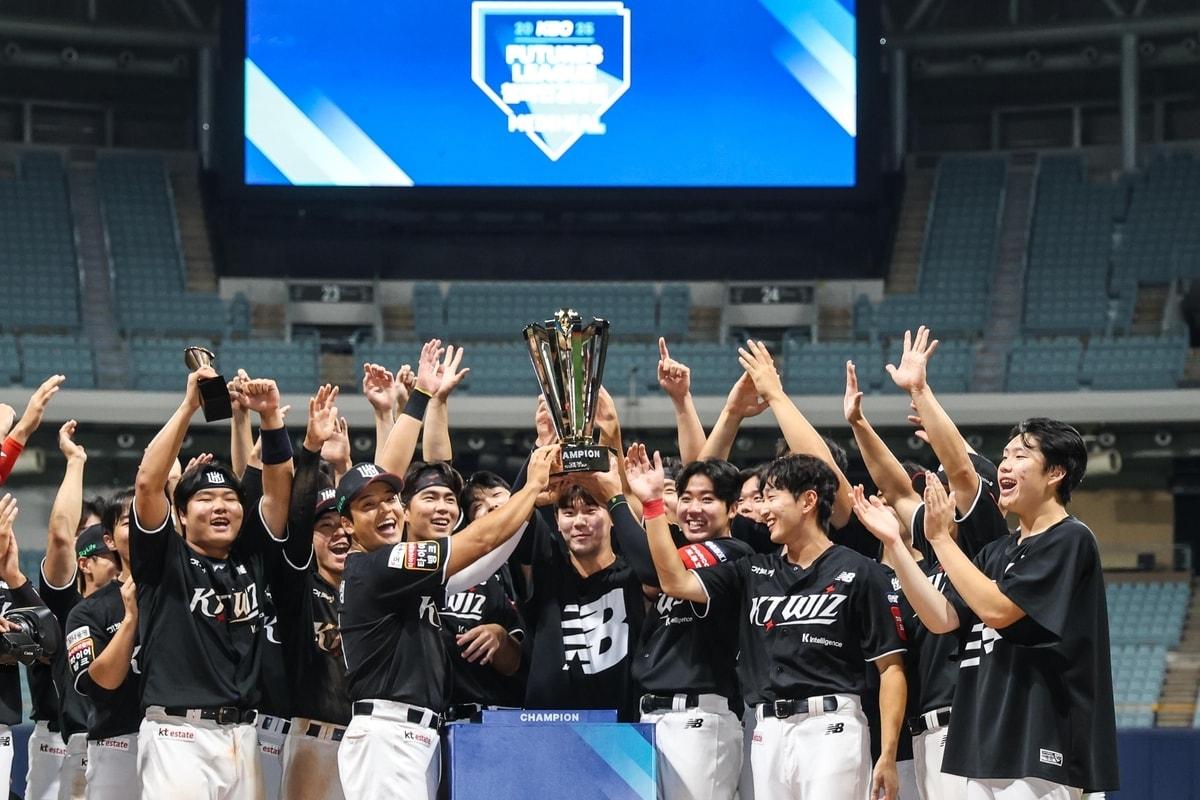 본문 이미지 - 퓨처스리그 챔피언에 등극한 KT 위즈. (KBO 제공)
